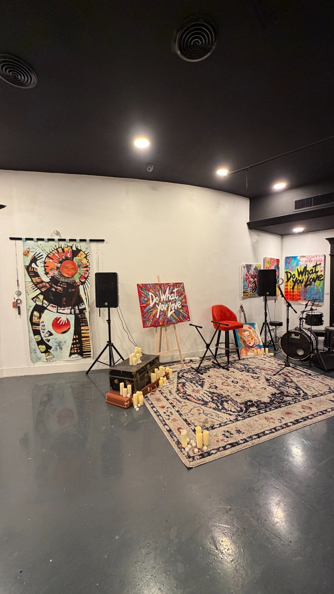 Live performance and painting area inside the gallery